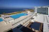 King Evelthon Beach Hotel & Resort - piscina