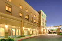 Holiday Inn & Suites BAKERSFIELD by IHG โรงแรมใกล้Salt 7even Float Center