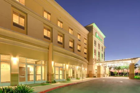 Holiday Inn & Suites Bakersfield Отели в г. Керн