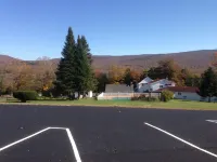 Four Winds Country Motel - parking