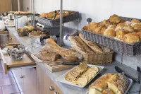Hôtel Le Donjon - Coeur de la Cité Médiévale - petit déjeuner