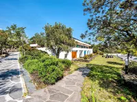 Jeju BOM Stay & Art Gallery Hotels near Soesokkak