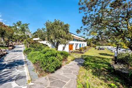 Jeju BOM Stay & Art Gallery Отели рядом с достопримечательностью «Soesokkak Estuary»