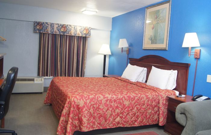 Holiday Lodge & Suites