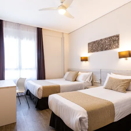 Sweet Hotel Continental Отели рядом с достопримечательностью «Башни Серранос»