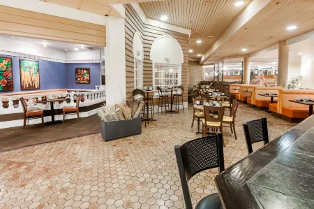 Edmonton Inn and Conference Centre Отели рядом с достопримечательностью «Роджерс Плэйс»