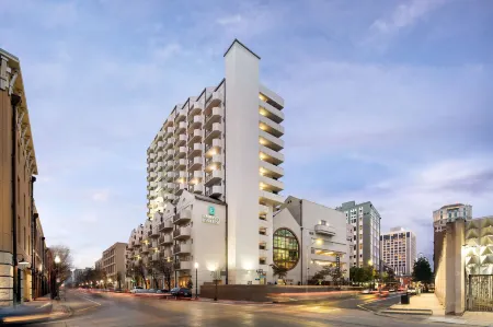 Embassy Suites by Hilton New Orleans Отели рядом со станцией Новый Орлеан