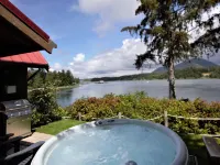 Private Oceanfront Cabin with Hot Tub - Doc Holiday Cabin Hoteles en Ucluelet