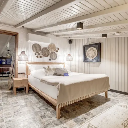 Parna Hotel