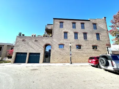 Historical Old Town Lansing Lofts & Deck Hotel in zona Lansing Community College