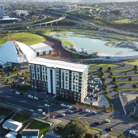 Ramada Suites by Wyndham Auckland Manukau Pacific Centre Отели рядом с достопримечательностью «Тематический парк Конец Радуги»