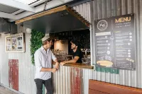 Nomads Noosa Youth Resort - bar
