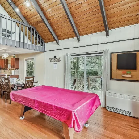 Poconos Chalet Newly Renovated, Great Location 3 Bedroom Home by RedAwning