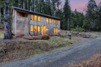 Rustic Arch Cape Getaway w Vibrant Interior Walk to the Beach Cape Wonder Hotels in Arch Cape