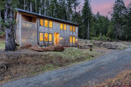 Rustic Arch Cape Getaway w Vibrant Interior Walk to the Beach Cape Wonder