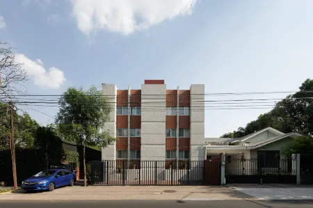 Apartamentos West End Отели рядом с достопримечательностью «Госпиталь Кабаньяс»