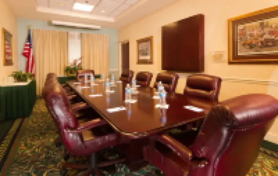 代託納比奇機場希爾頓花園旅館