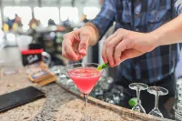 Tides Oceanview Inn and Cottages - bar