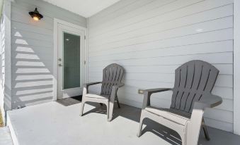 5 Minutes to Beach and Downtown Fire pit Grill