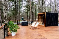 Modern Tiny Houses and Geodesic Domes - Charming Nature Retreat فنادق في كامبريدج
