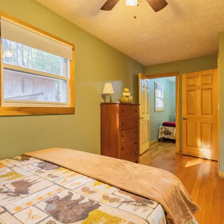 Lakeside Cabin: Private Dock - Canoe & Kayaks - HotTub -PetFriendly -Arcade Game