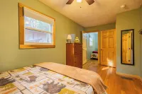 Lakeside Cabin: Private Dock - Canoe & Kayaks - HotTub -PetFriendly -Arcade Game