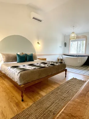 Modern Boho Cabin - Romantic Couples Getaway - Luxury Tub - 5mi from Helen Stovall Mill Covered Bridge附近的飯店