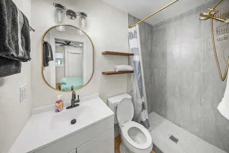 Spacious Studio: King Bed, Kitchenette & Full Bathroom and Board Games!