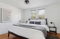 Linden Hills Edina. Remolded Home Near the Lakes. King Bed. Sleeps 10.