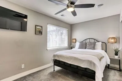 New Owner Special!  Quiet Oasis in Denver Отели рядом с достопримечательностью «Ранч Опен Спейс»