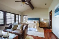 Lakeway Waterfront,  Lake Travis, Private Dock & Hot Tub Hotels in Lakeway