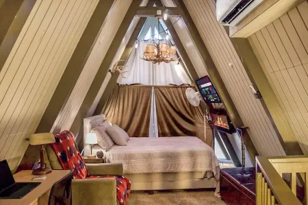 Charming A Frame 2-bedroom cabin with WiFi, AC in beautiful Rimforest Отели рядом с достопримечательностью «Библиотека Лейк Арроухед Бранч»