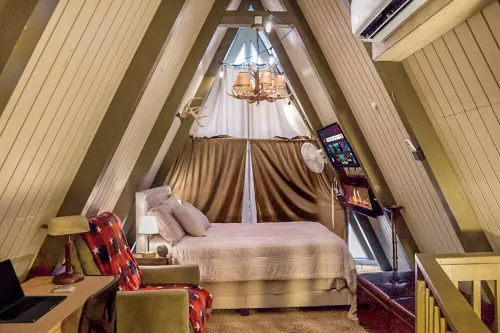 Charming A Frame 2-bedroom cabin with WiFi, AC in beautiful Rimforest
