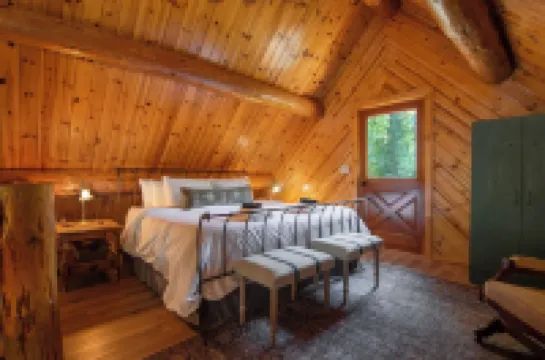 Hot Tub_Waterfront_King Beds_Fast WiFi_Cozy Log Cabin in Eagle River