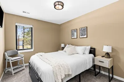 Northern Comfort: The Vault - Your Refined Retreat near Duluth