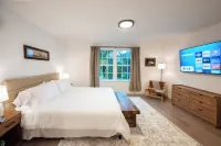 Vero Beach Gem: Pool, Game Room, King Beds, minutes to the beaches...