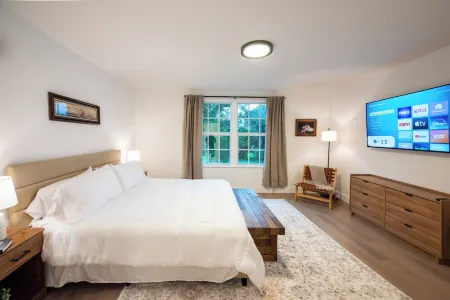 Vero Beach Gem: Pool, Game Room, King Beds, minutes to the beaches...