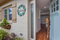 Shem Creek Retreat by Avantstay 10 Mins to Downtown Charleston Yard + Patio
