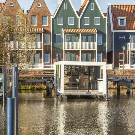 Beautiful Houseboat with Shared Pool