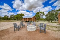 Rustic Cabin with Firepit and Grill - 10 Mins to Main St Hotels in Gillespie County