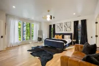 Buckhead Black House Spacious 5 Bedroom Mansion with Heated Pool - Lenox Atlanta