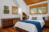 Secluded cabin on Betsie River with hot tub & firepit. Minutes to Crystal Mtn