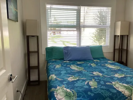 Kona Coastal Getaway – A Short 5 Min Walk from Beach, Shops & Vibrant Ali‘I Dr! Отели рядом с достопримечательностью «Маниниауоли Бич»