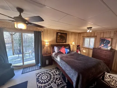 Lakefront Pet friendly with Hot Tub & Private Dock Hotels near Scoutland