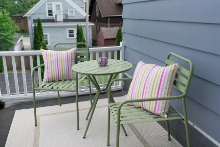 Beachy 3-bedroom upper with WiFi and AC minutes from Lake Michigan