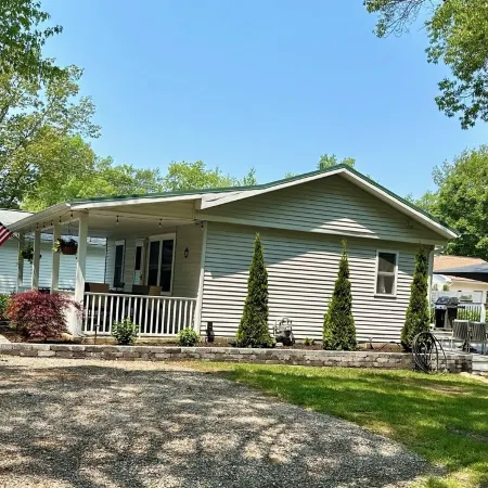Charming 2-bedroom cottage steps away from the beach, restaurants, and downtown
