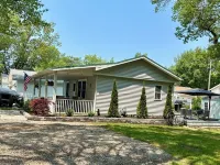 Charming 2-bedroom cottage steps away from the beach, restaurants, and downtown