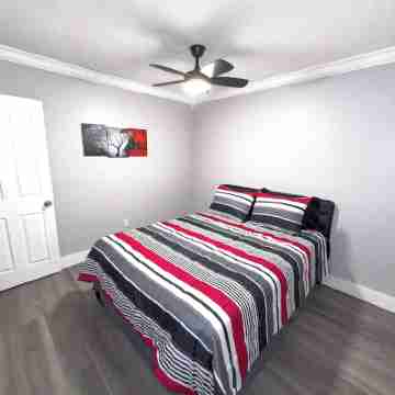 Spacious  5-bedroom pool house 5 mins from hardRock stadium with 3 jacuzzi& gym Rooms