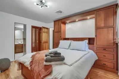 7BR Monroe Getaway: Pool, Hot Tub, & Huge Living Space Hotels in der Nähe von 17 Park and Ride Lot A