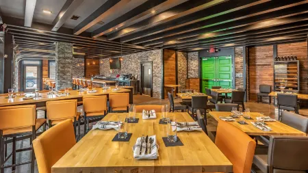 Cobblestone Hotel & Suites Hartford Отели рядом с достопримечательностью «The Pour House»